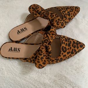 Leopard slip on’s w/ bow 💛💛😻🧡🧡